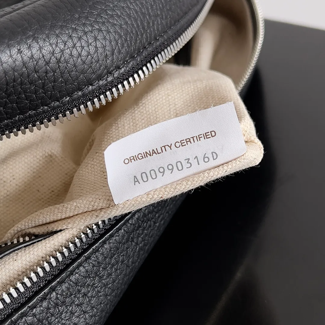 Those who have touched Batch 1820 cowhide with lychee pattern must understand that it is soft and high-grade. BOTTEGA VENETA's 2024 new men's INTRECCIATO woven camera bag uses lychee pattern and classic weaving to enhance the texture of the entire bag. It is durable and the matte material is very suitable for autumn and winter wear. In terms of capacity, this bag is not inferior to other bags. It has compartments inside, making it easy to store important things. Style number: 755925 Size: 29*19.5*7.5cm